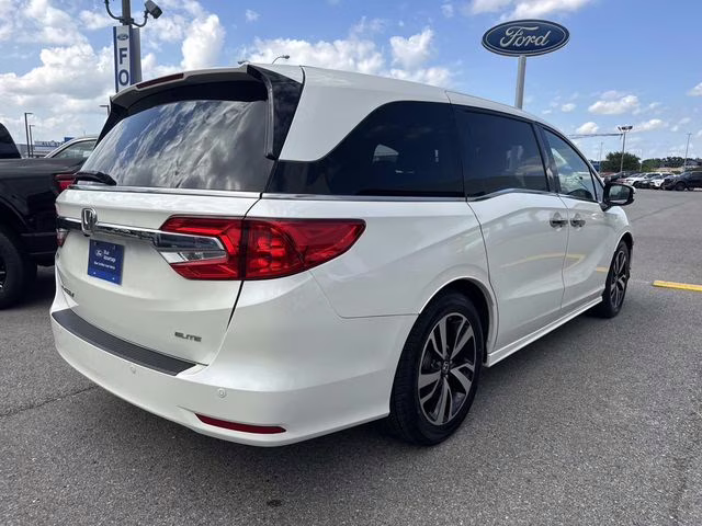 2019 White Honda Odyssey Elite FWD Van