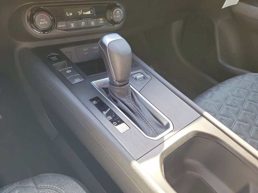 2026 White / Black Nissan Kicks SV FWD SUV