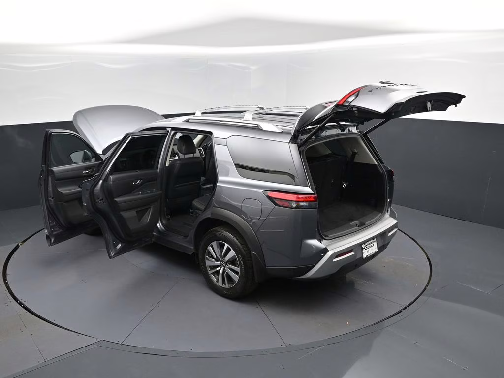 2023 Gun Metallic Nissan Pathfinder SL FWD SUV