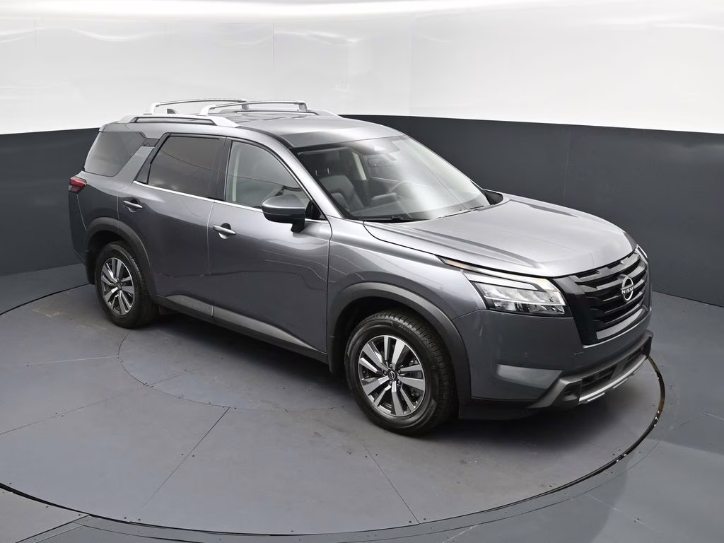 2023 Gun Metallic Nissan Pathfinder SL FWD SUV