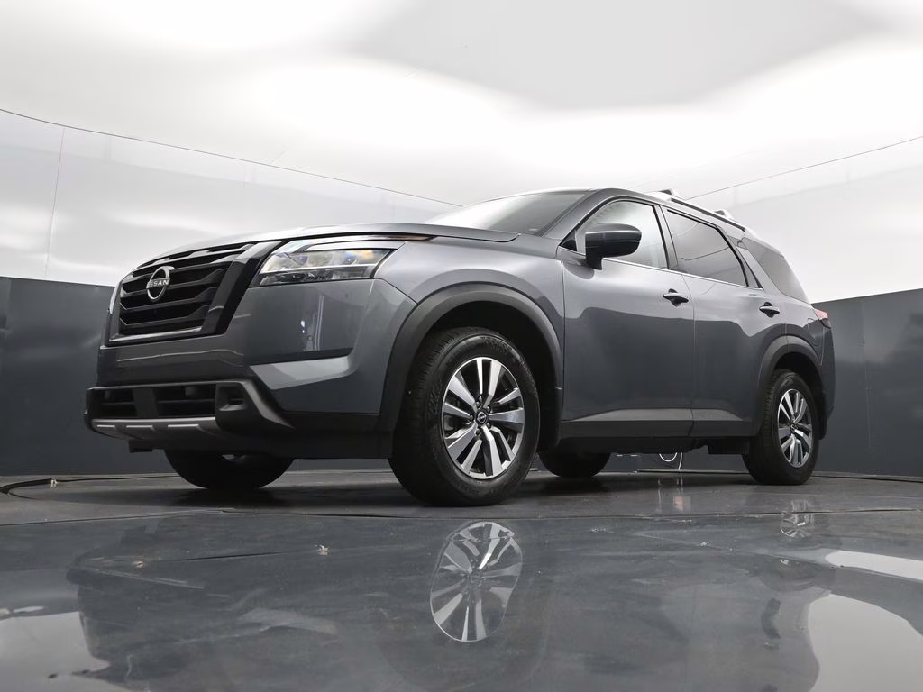 2023 Gun Metallic Nissan Pathfinder SL FWD SUV