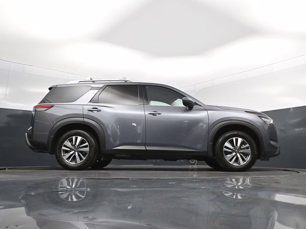 2023 Gun Metallic Nissan Pathfinder SL FWD SUV