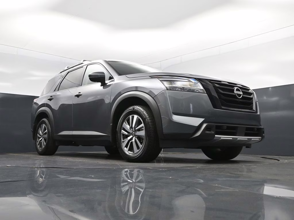 2023 Gun Metallic Nissan Pathfinder SL FWD SUV