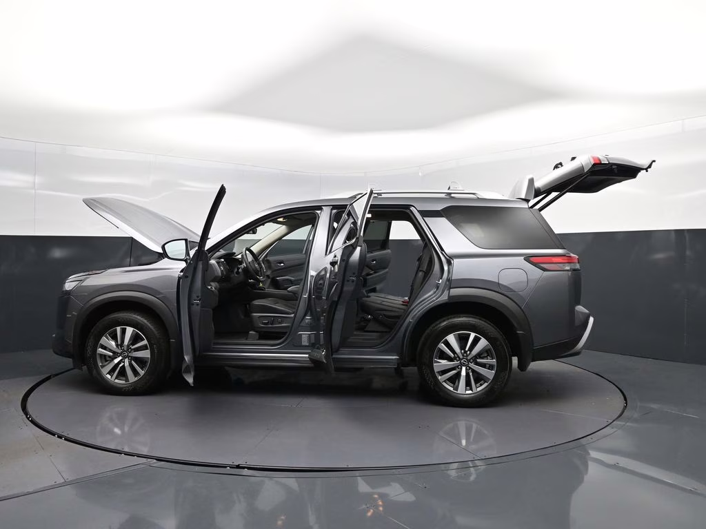 2023 Gun Metallic Nissan Pathfinder SL FWD SUV