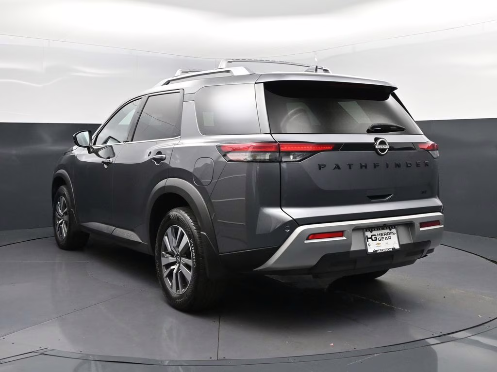 2023 Gun Metallic Nissan Pathfinder SL FWD SUV