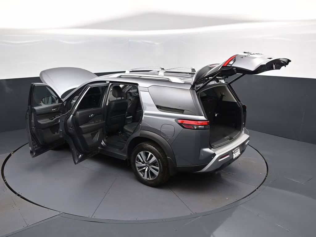 2023 Gun Metallic Nissan Pathfinder SL FWD SUV