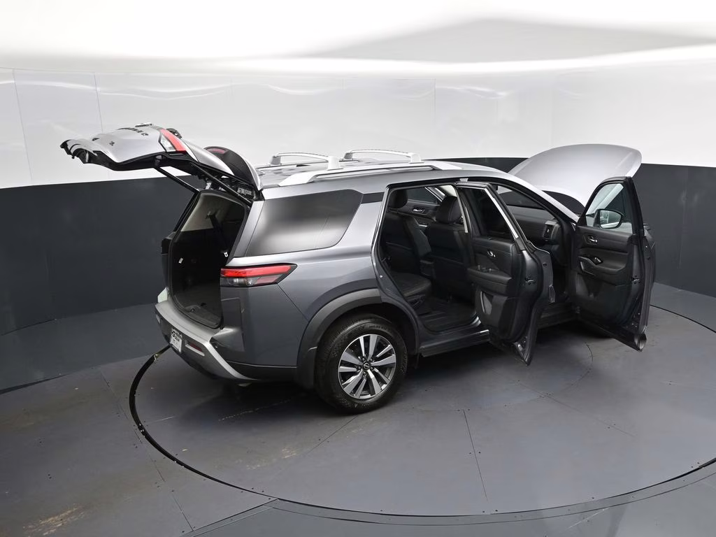 2023 Gun Metallic Nissan Pathfinder SL FWD SUV