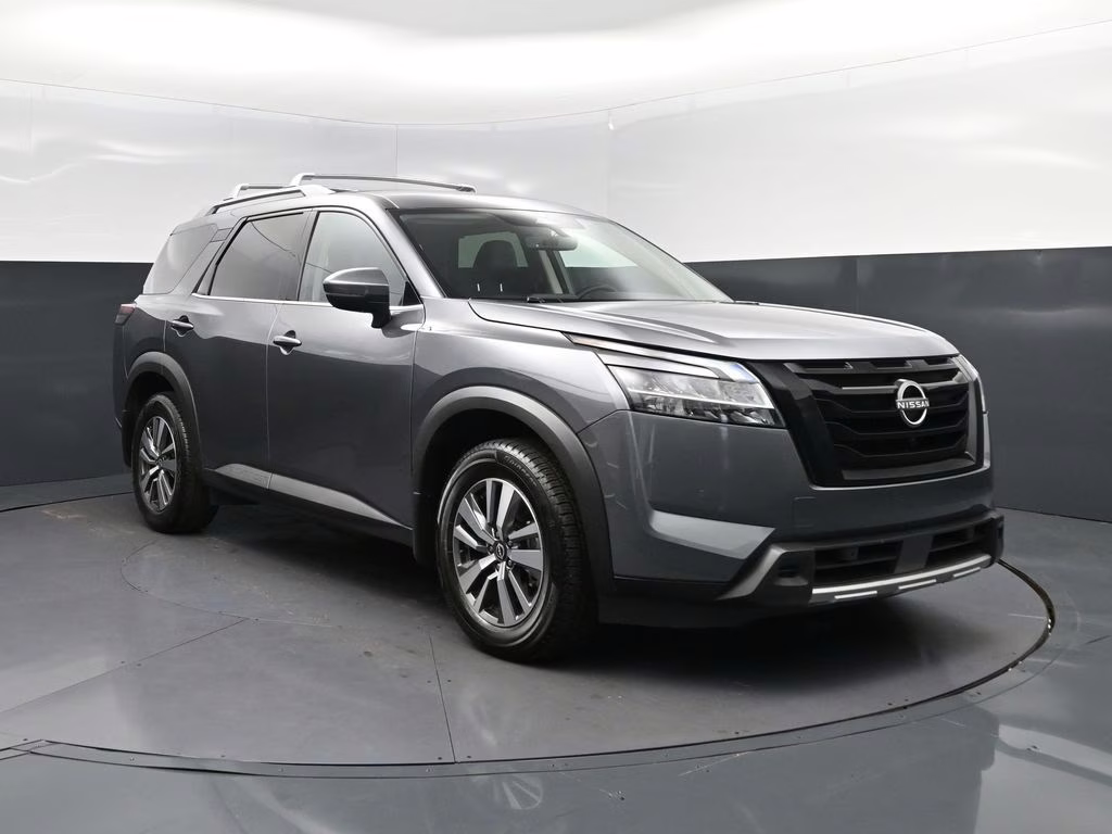 2023 Gun Metallic Nissan Pathfinder SL FWD SUV