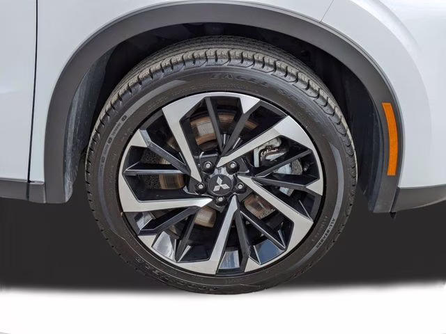 2024 White Mitsubishi Outlander SE AWD SUV