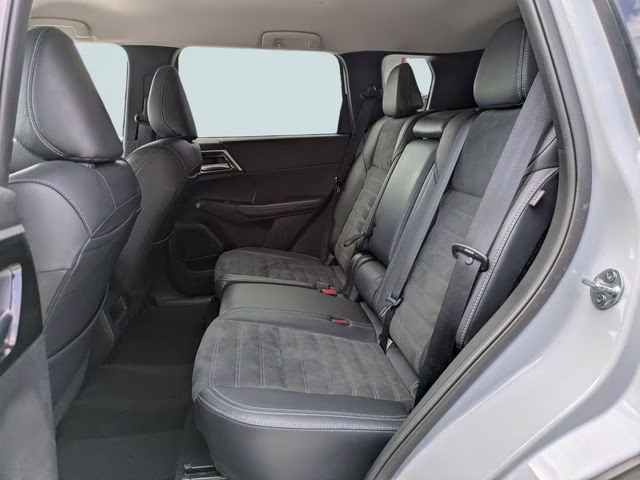 2024 White Mitsubishi Outlander SE AWD SUV