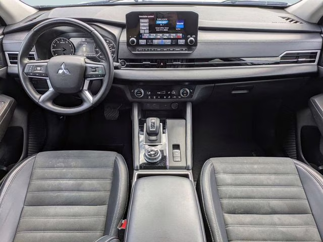 2024 White Mitsubishi Outlander SE AWD SUV