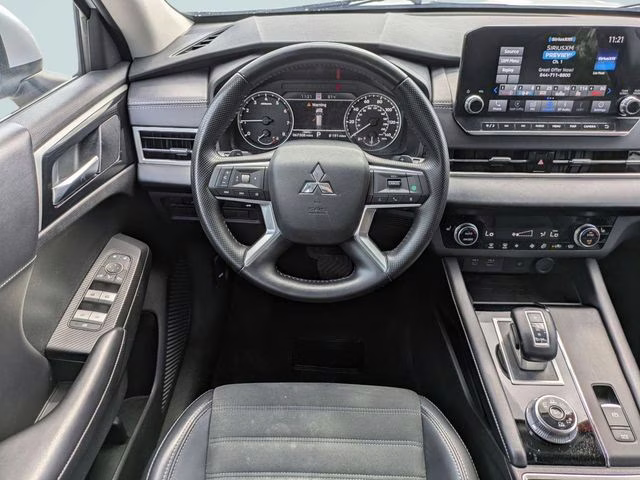 2024 White Mitsubishi Outlander SE AWD SUV