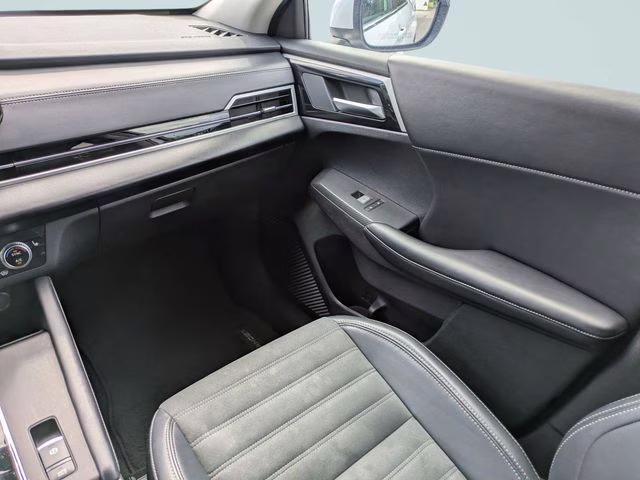 2024 White Mitsubishi Outlander SE AWD SUV