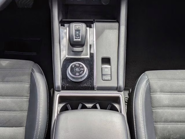 2024 White Mitsubishi Outlander SE AWD SUV