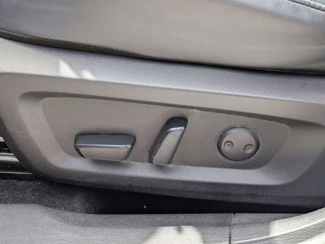 2024 White Mitsubishi Outlander SE AWD SUV