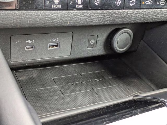 2024 White Mitsubishi Outlander SE AWD SUV