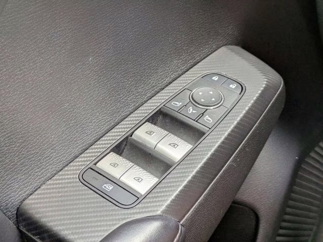 2024 White Mitsubishi Outlander SE AWD SUV