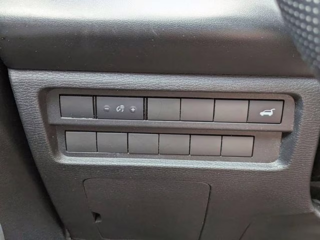 2024 White Mitsubishi Outlander SE AWD SUV