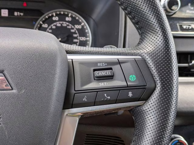 2024 White Mitsubishi Outlander SE AWD SUV