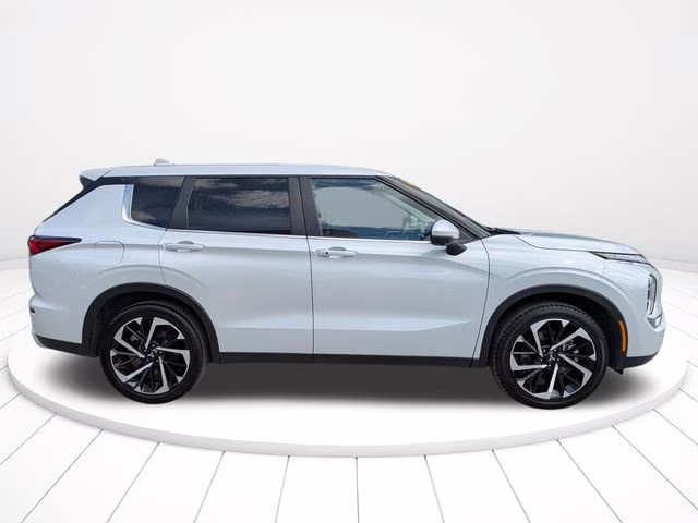 2024 White Mitsubishi Outlander SE AWD SUV