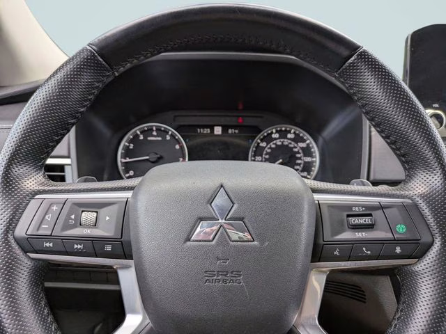 2024 White Mitsubishi Outlander SE AWD SUV