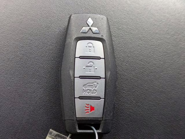2024 White Mitsubishi Outlander SE AWD SUV