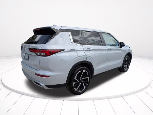 2024 White Mitsubishi Outlander SE AWD SUV