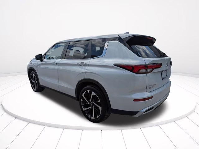 2024 White Mitsubishi Outlander SE AWD SUV