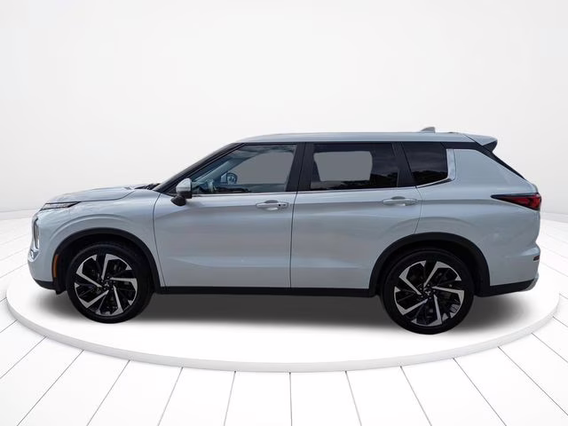 2024 White Mitsubishi Outlander SE AWD SUV