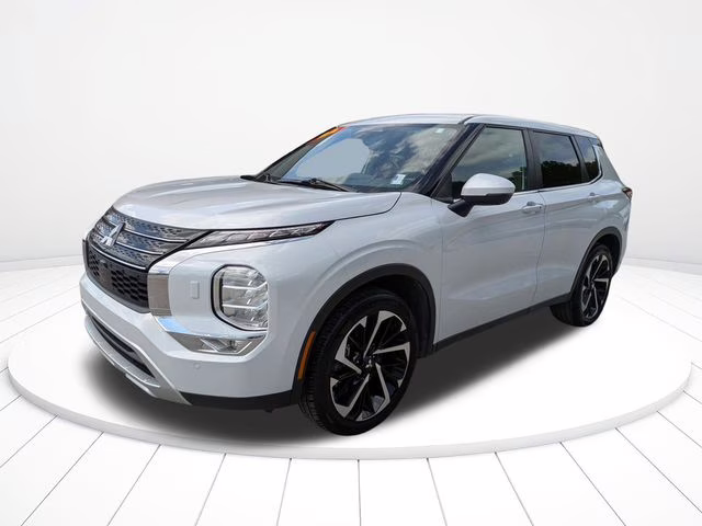 2024 White Mitsubishi Outlander SE AWD SUV