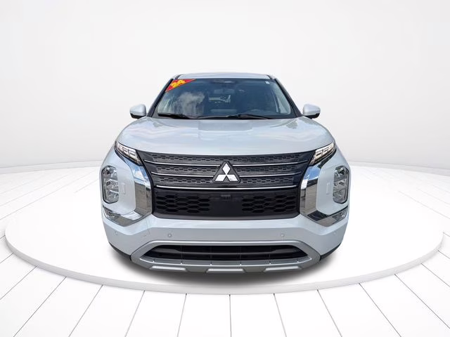 2024 White Mitsubishi Outlander SE AWD SUV