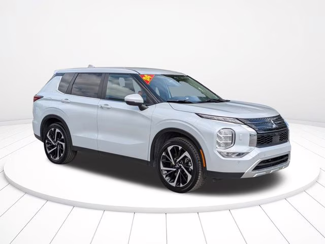 2024 White Mitsubishi Outlander SE AWD SUV