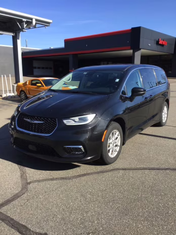 2023 Brilliant Black Crystal Pearlcoat Chrysler Pacifica Touring L FWD Van