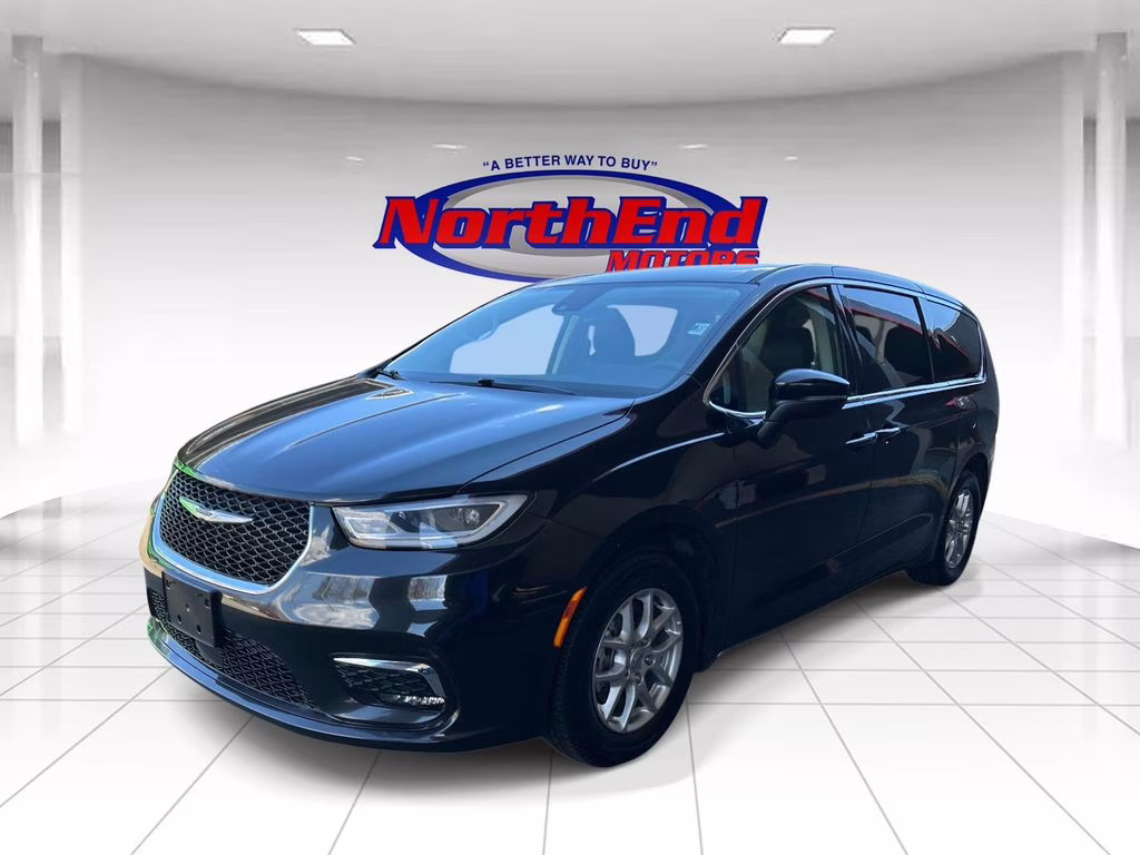 2023 Brilliant Black Crystal Pearlcoat Chrysler Pacifica Touring L FWD Van