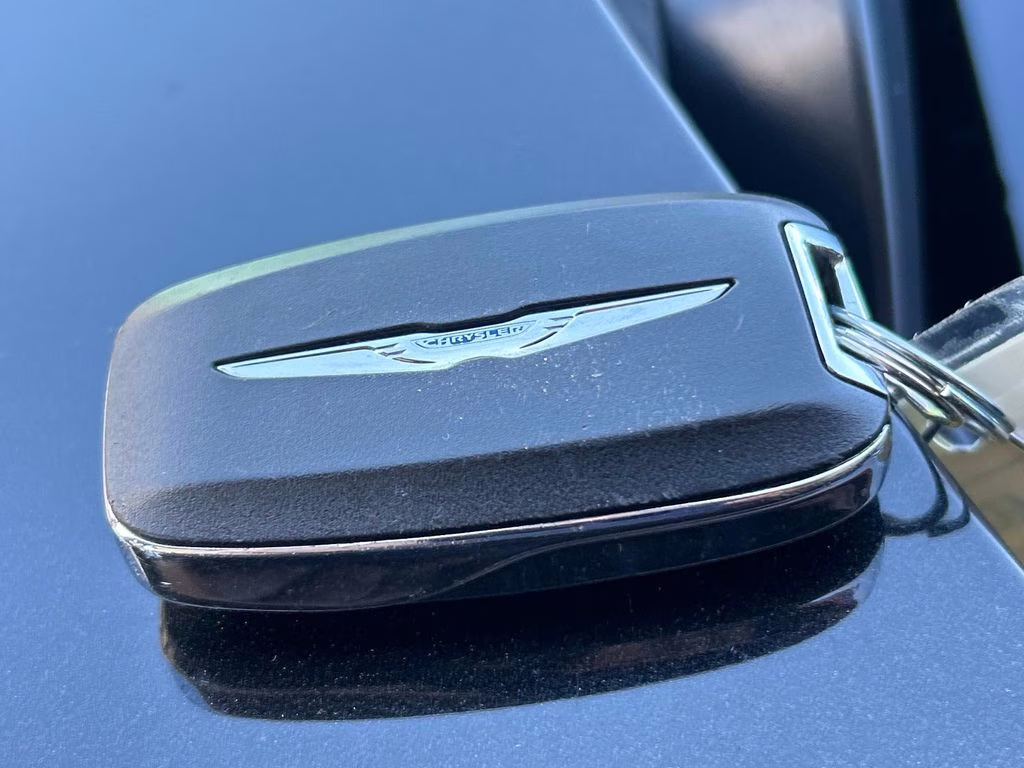 2023 Brilliant Black Crystal Pearlcoat Chrysler Pacifica Touring L FWD Van