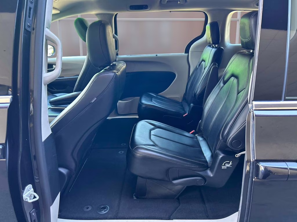 2023 Brilliant Black Crystal Pearlcoat Chrysler Pacifica Touring L FWD Van