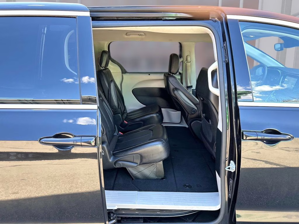 2023 Brilliant Black Crystal Pearlcoat Chrysler Pacifica Touring L FWD Van