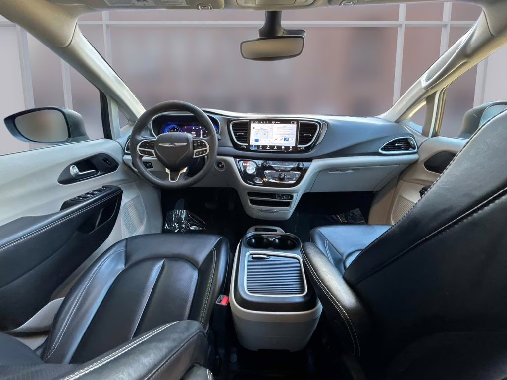 2023 Brilliant Black Crystal Pearlcoat Chrysler Pacifica Touring L FWD Van