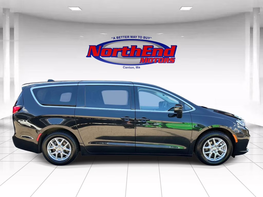 2023 Brilliant Black Crystal Pearlcoat Chrysler Pacifica Touring L FWD Van
