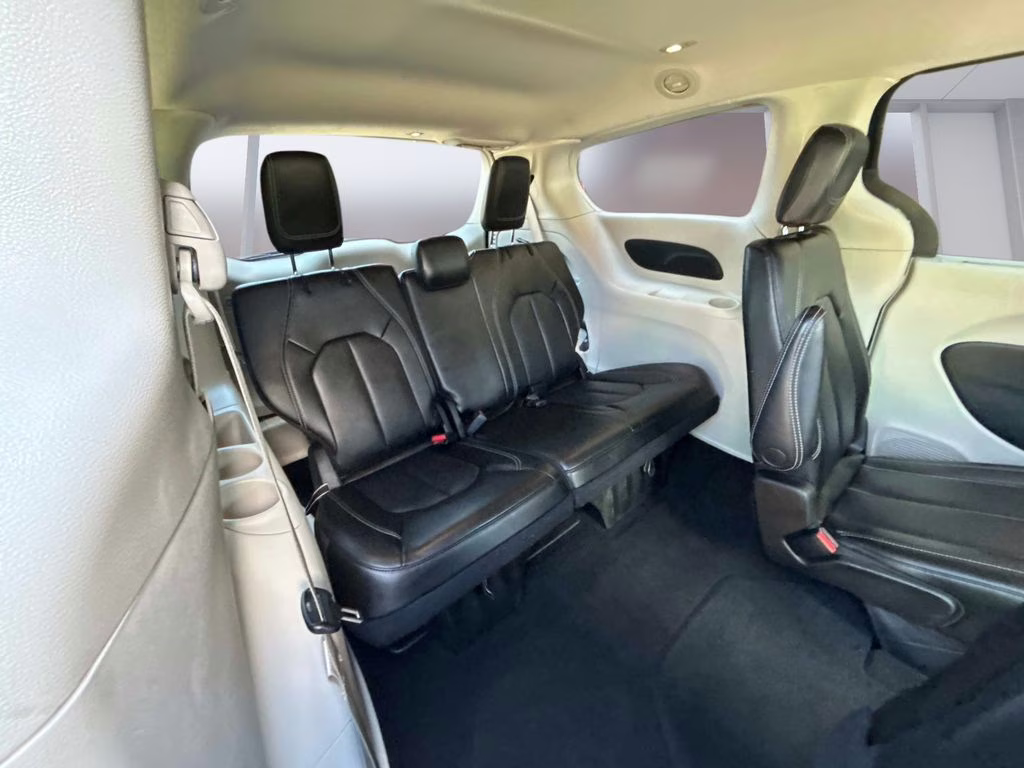 2023 Brilliant Black Crystal Pearlcoat Chrysler Pacifica Touring L FWD Van