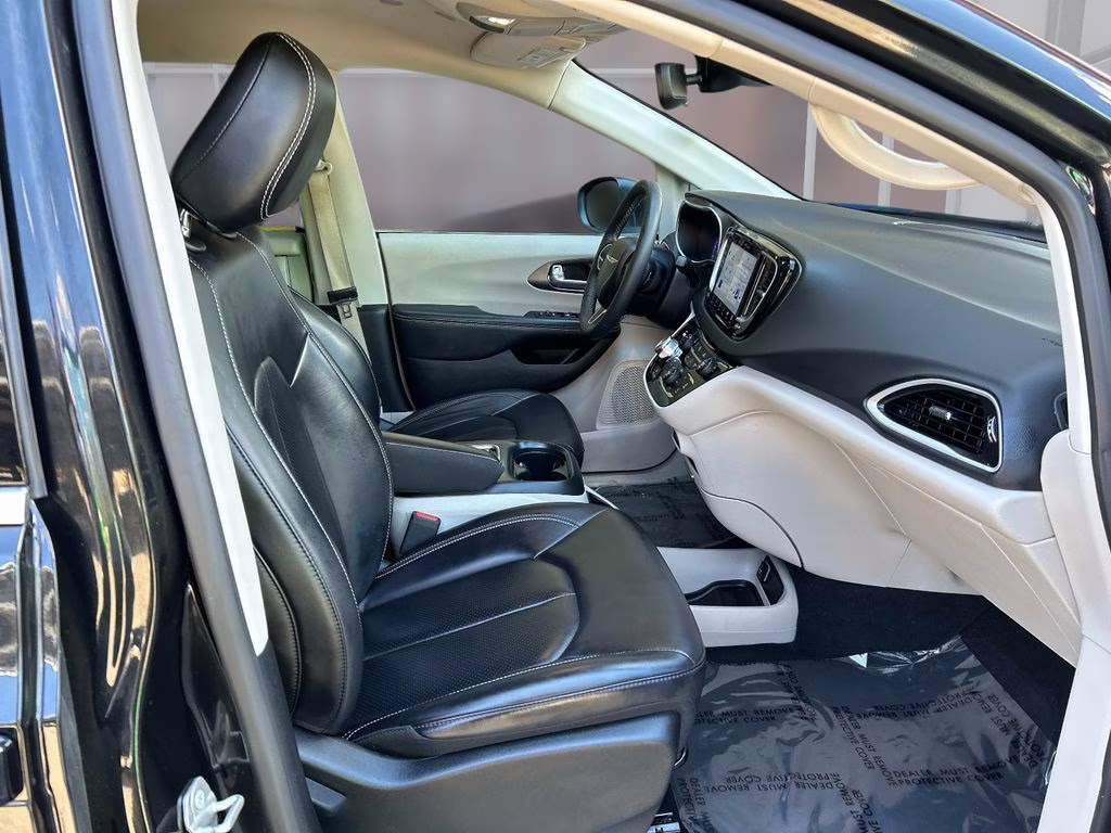2023 Brilliant Black Crystal Pearlcoat Chrysler Pacifica Touring L FWD Van