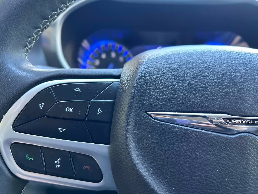 2023 Brilliant Black Crystal Pearlcoat Chrysler Pacifica Touring L FWD Van