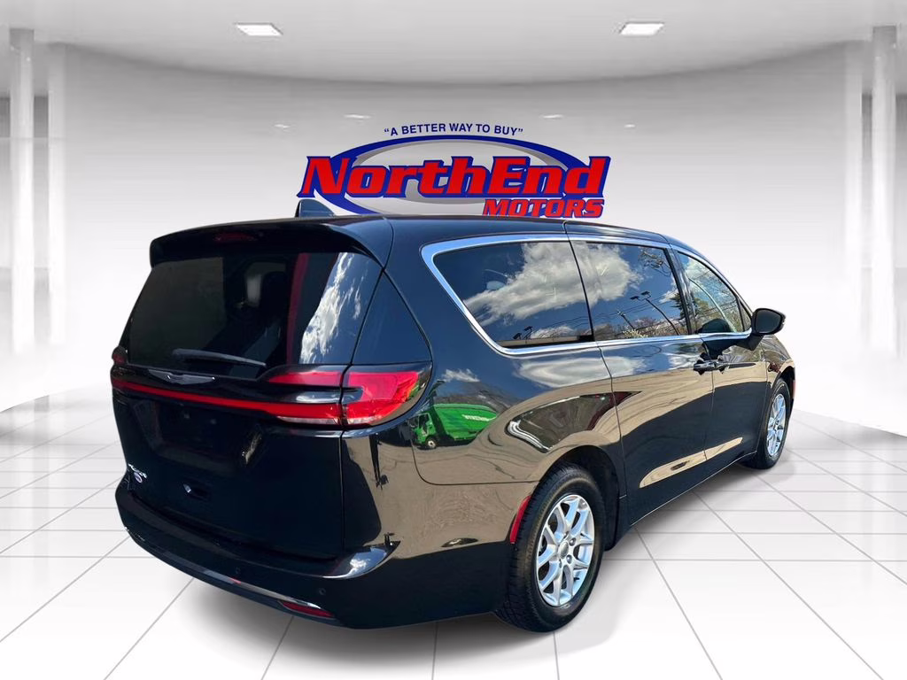 2023 Brilliant Black Crystal Pearlcoat Chrysler Pacifica Touring L FWD Van
