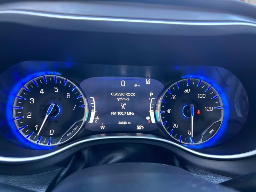 2023 Brilliant Black Crystal Pearlcoat Chrysler Pacifica Touring L FWD Van