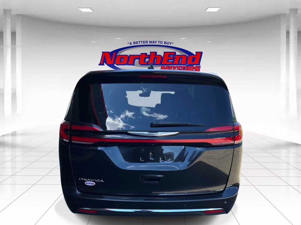2023 Brilliant Black Crystal Pearlcoat Chrysler Pacifica Touring L FWD Van
