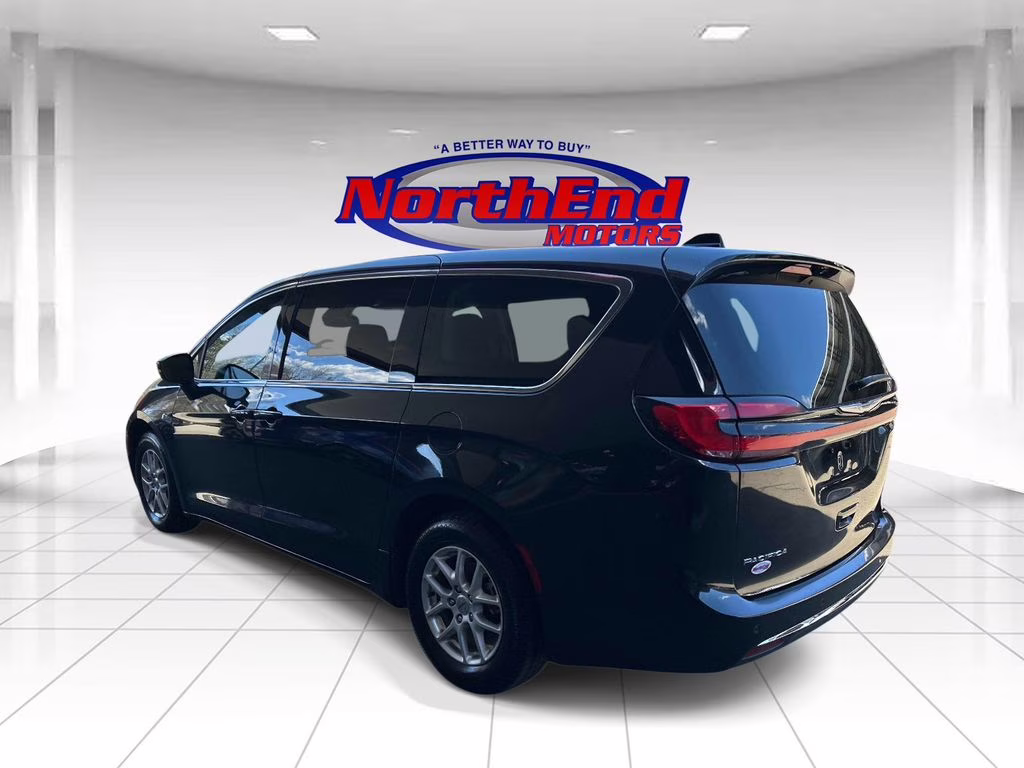 2023 Brilliant Black Crystal Pearlcoat Chrysler Pacifica Touring L FWD Van