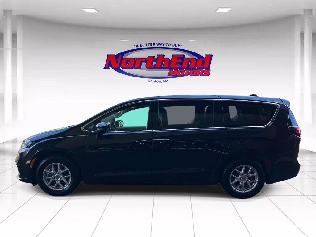 2023 Brilliant Black Crystal Pearlcoat Chrysler Pacifica Touring L FWD Van