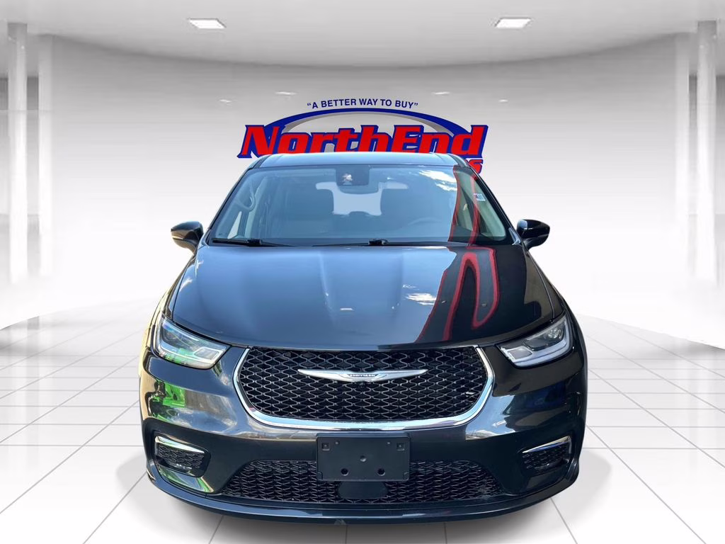 2023 Brilliant Black Crystal Pearlcoat Chrysler Pacifica Touring L FWD Van