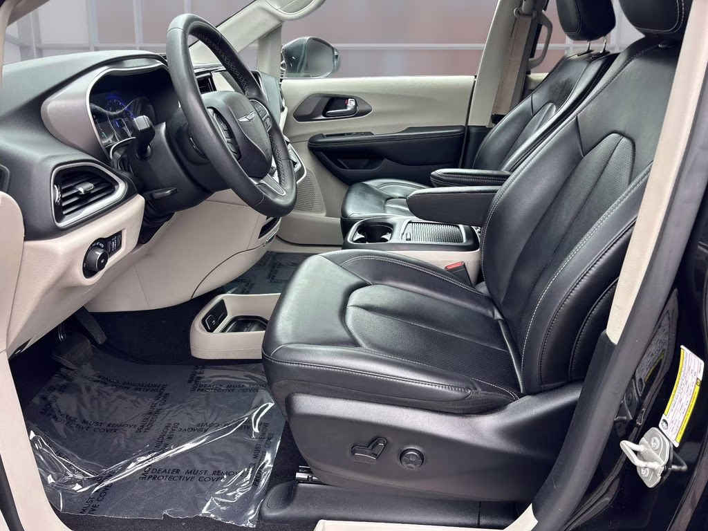 2023 Brilliant Black Crystal Pearlcoat Chrysler Pacifica Touring L FWD Van