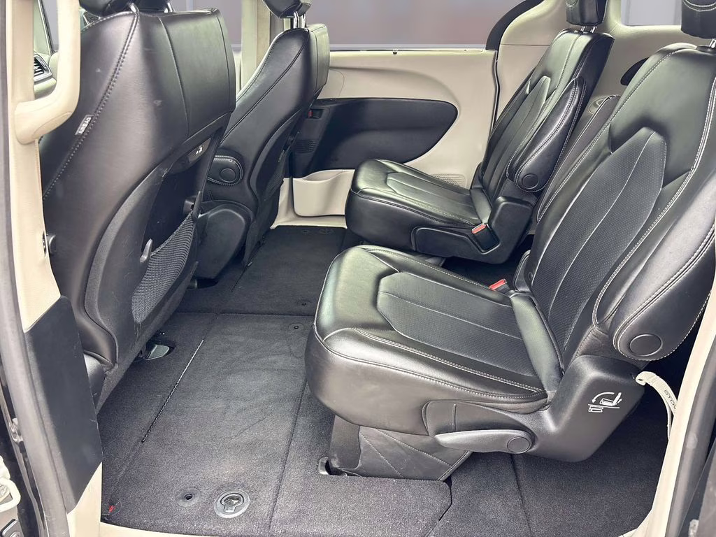 2023 Brilliant Black Crystal Pearlcoat Chrysler Pacifica Touring L FWD Van
